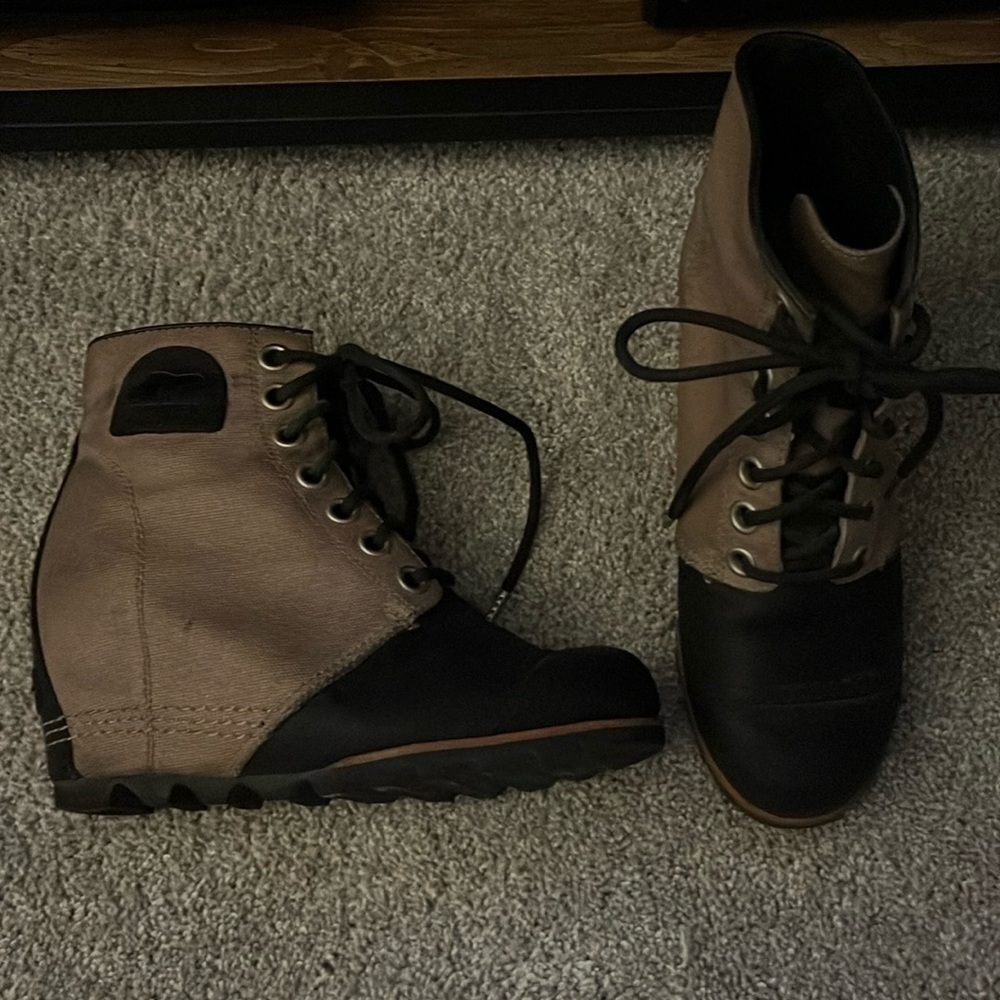 Sorel tan & black Joan of Artic II wedge boots, size 7